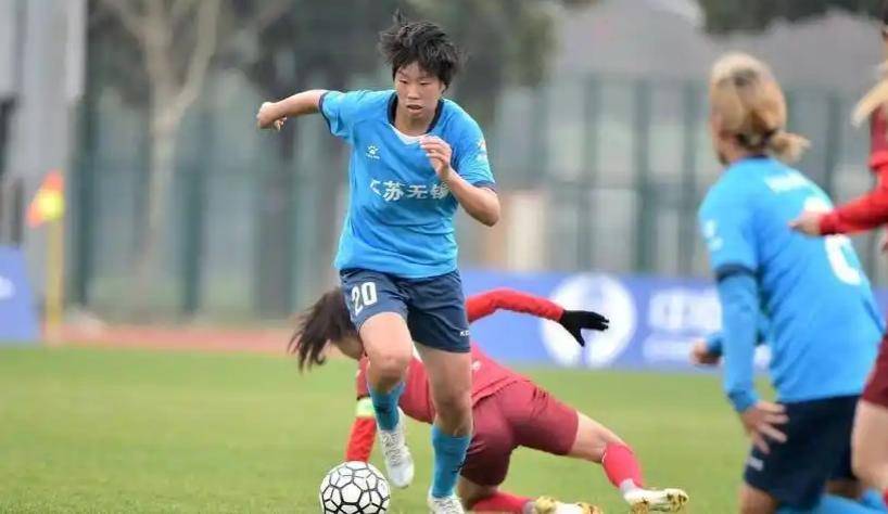 包含领军人物现身女足比赛，助力队伍获胜的词条
